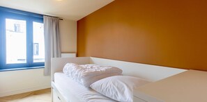 4 chambres, coffres-forts dans les chambres, bureau