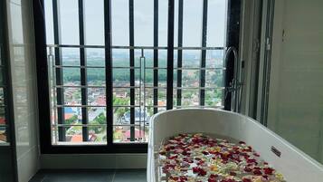 Family Apartment | Bathroom | Free toiletries, hair dryer, towels, toilet paper