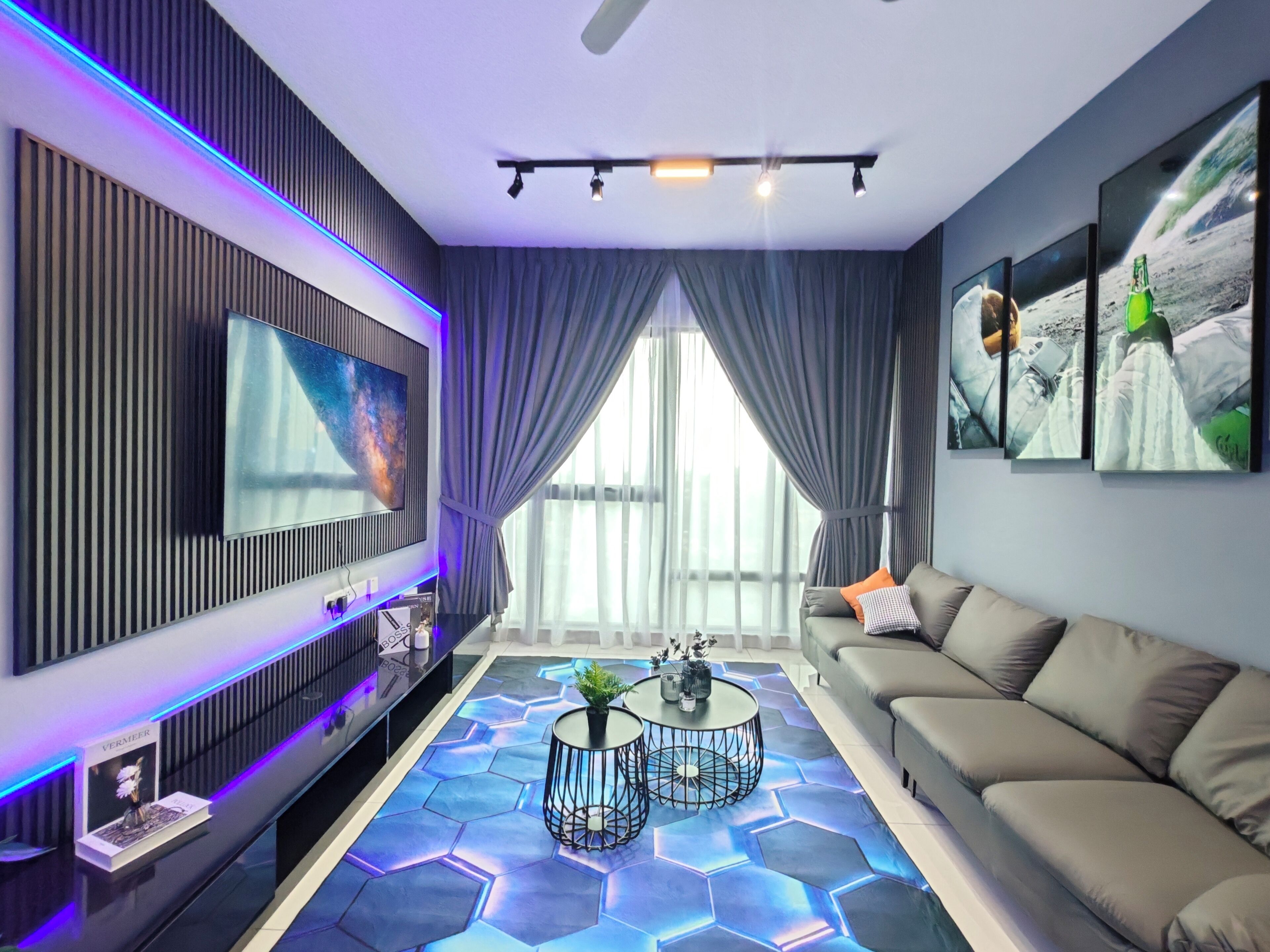 Een moderne woonkamer met een flatscreen televisie, een bank en een salontafel.