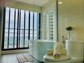Departamento familiar | Baño | Amenidades de baño gratuitas, secadora de cabello, toallas 