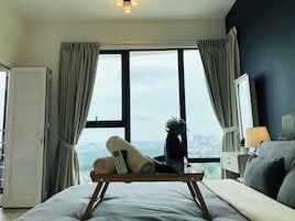 Family Apartment | Desk, free WiFi, bed sheets