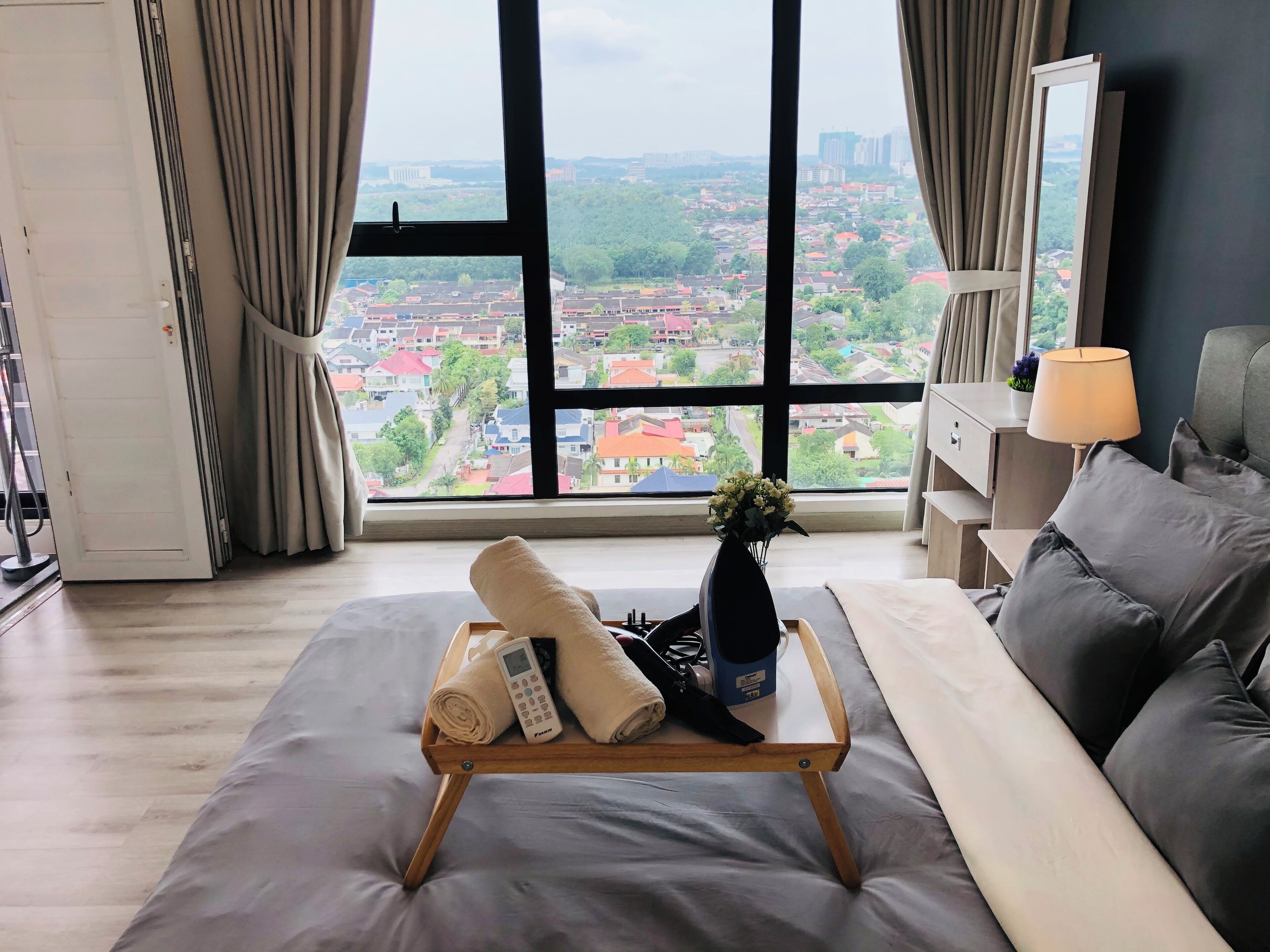 Escritorio, wifi gratis y ropa de cama 