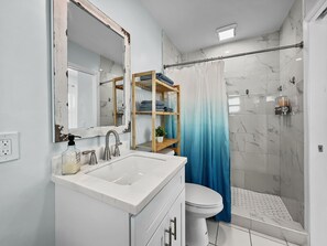 Een douche, een haardroger, handdoeken, zeep
