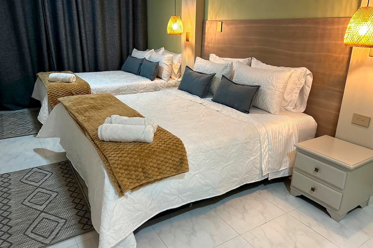 Comfort driepersoonskamer | Luxe beddengoed, donsdekens, bedden met traagschuimmatrassen