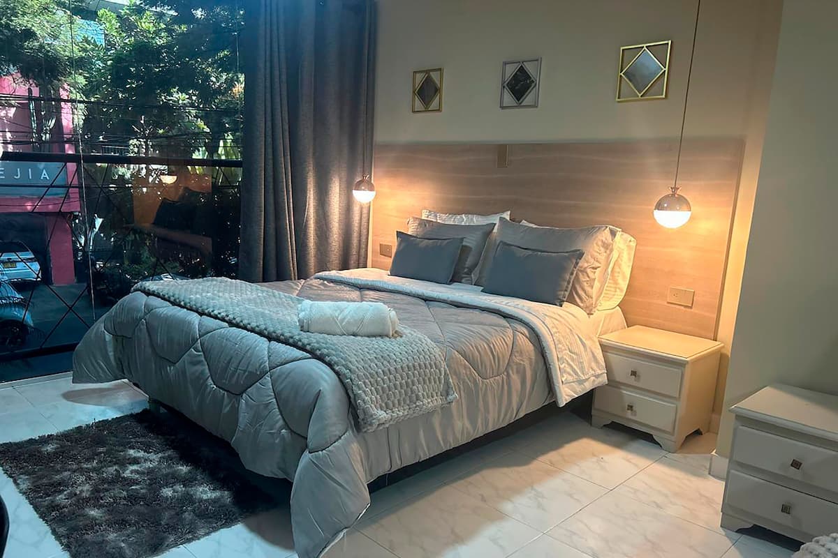 Standaard driepersoonskamer | Luxe beddengoed, donsdekens, bedden met traagschuimmatrassen