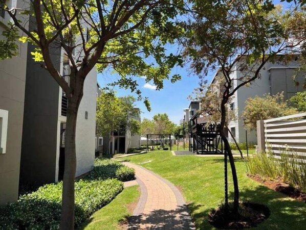 Property grounds - GoldenStar - Lovely Modern Open plan Apartment. (Dainfern)