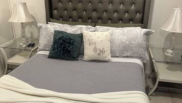 1 habitación, caja de seguridad en la habitación y escritorio