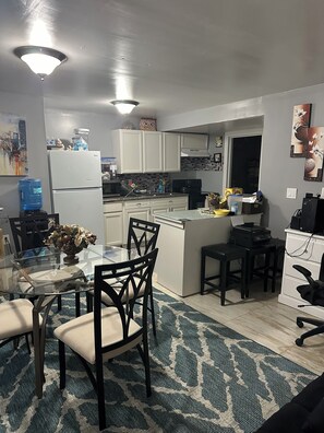 Micro-ondes, four, plaque de cuisson, chaise haute