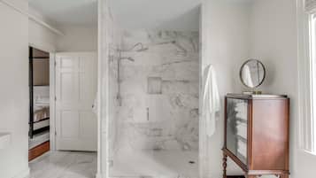 Suite Mewah | Kamar mandi | Shower, pancuran hujan, pengering rambut, dan jubah mandi