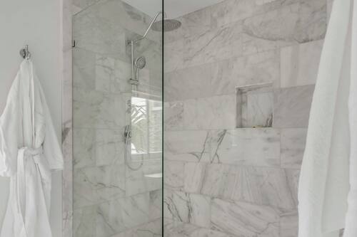 Luxury Suite | Bathroom | Shower, rainfall showerhead, hair dryer, bathrobes