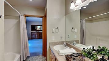 House (3 Bedrooms) | Property amenity