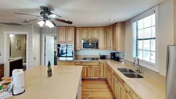 Rumah, Beberapa Tempat Tidur, balkon, pemandangan samudra (Beachfront Sandcastle) | Dapur pribadi | Mesin pembuat kopi/teh