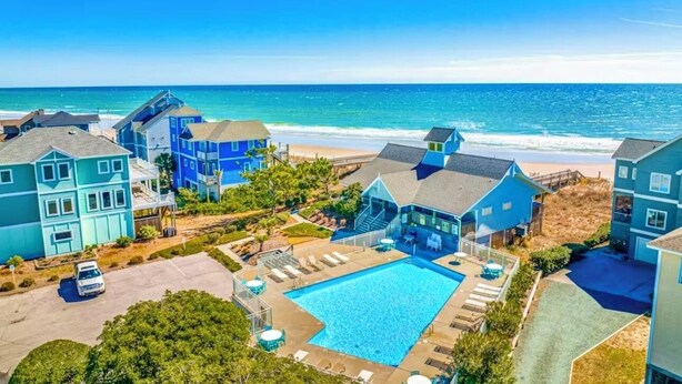 A residential area with a swimming pool, beachfront houses, and a clear view of the ocean. - "Gay Dayz"4 bed/3.5bath w/pool/beach access (North Topsail Beach)