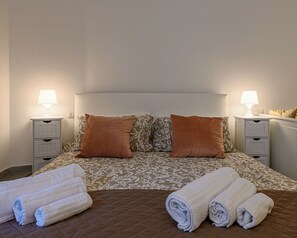2 bedrooms, in-room safe, desk, iron/ironing board