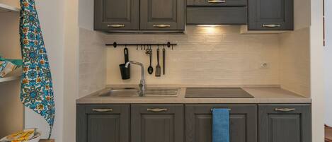 Kühlschrank, Mikrowelle, Herdplatte, Wasserkocher mit Kaffee-/Teezubehör