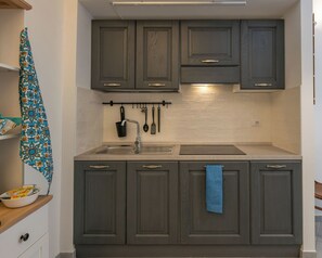 Fridge, microwave, stovetop, coffee/tea maker - Sentirsi "a Casa" con la Bella Luce di Roma (Roma)