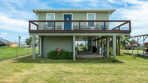 Un bâtiment à deux étages doté d’un patio couvert et d’une cour clôturée.