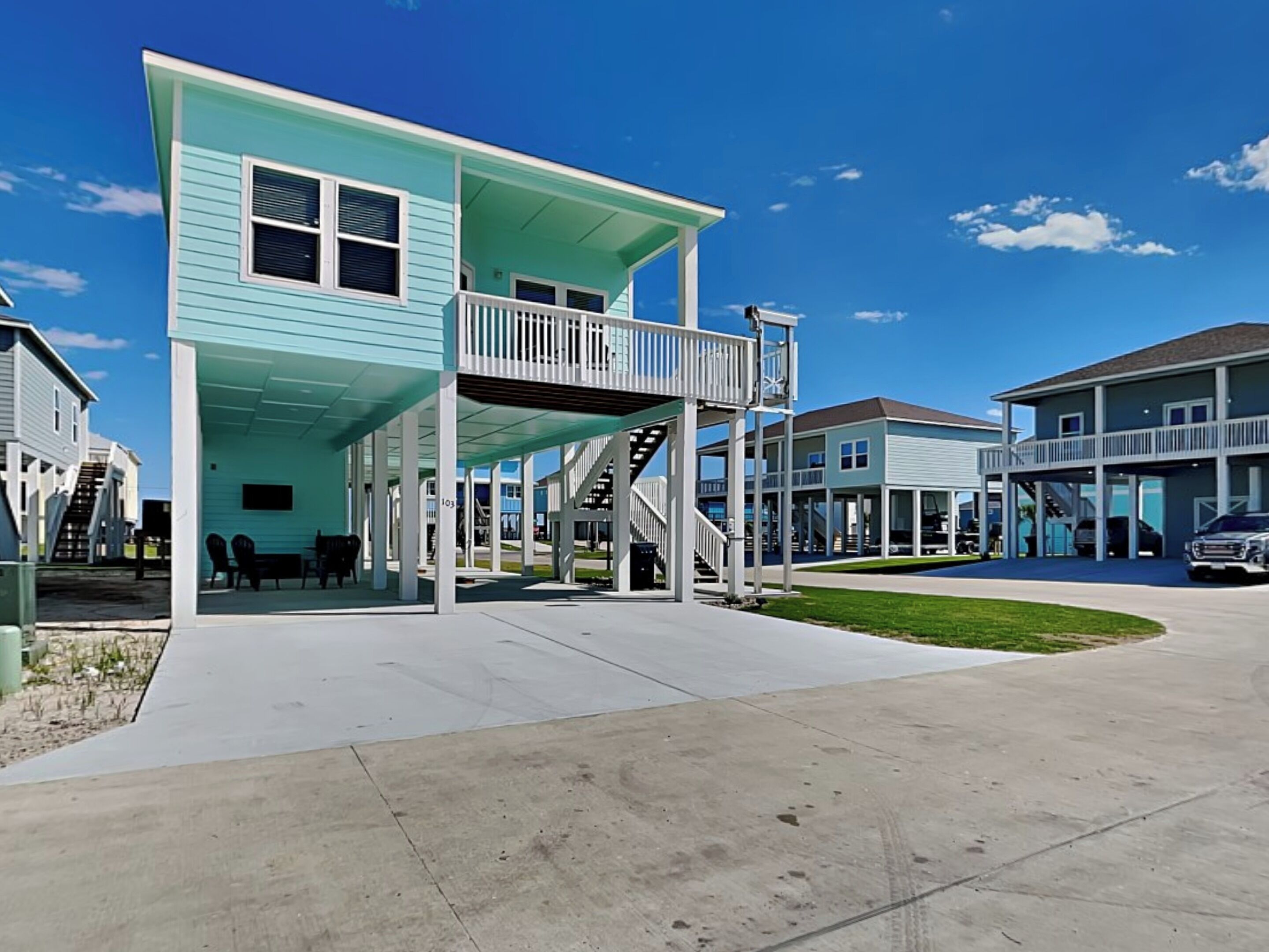 House (3 Bedrooms) | Exterior