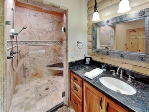 Towels, toilet paper - Double Eagle Manor by Ruidoso Vacation Rentals (Alto)