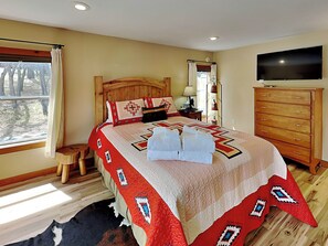4 bedrooms, individually decorated, individually furnished, bed sheets - Double Eagle Manor by Ruidoso Vacation Rentals (Alto)