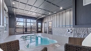 Ein Poolbereich mit freiem Blick auf den Pool, Korbstühle und ein Rettungsring an der Wand.