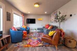 Smart TV, tavolo da ping pong, libri, biblioteca musicale