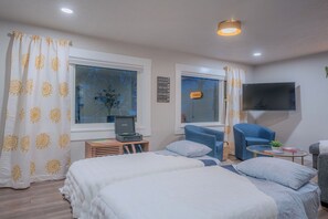 2 camere, una scrivania, ferro/asse da stiro, culla da viaggio