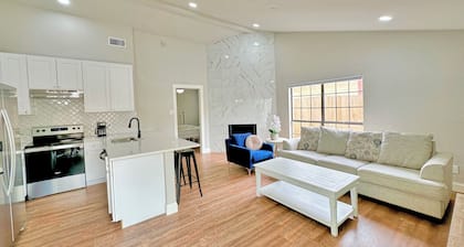 Grandscapes! Centrally located near The Colony Shoreline, No Chores