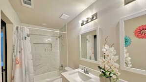 Un baño con bañera, inodoro, lavabo y ducha.