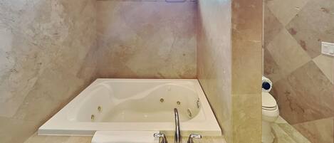 Une salle de bain avec une baignoire, des toilettes et un porte-serviettes.
