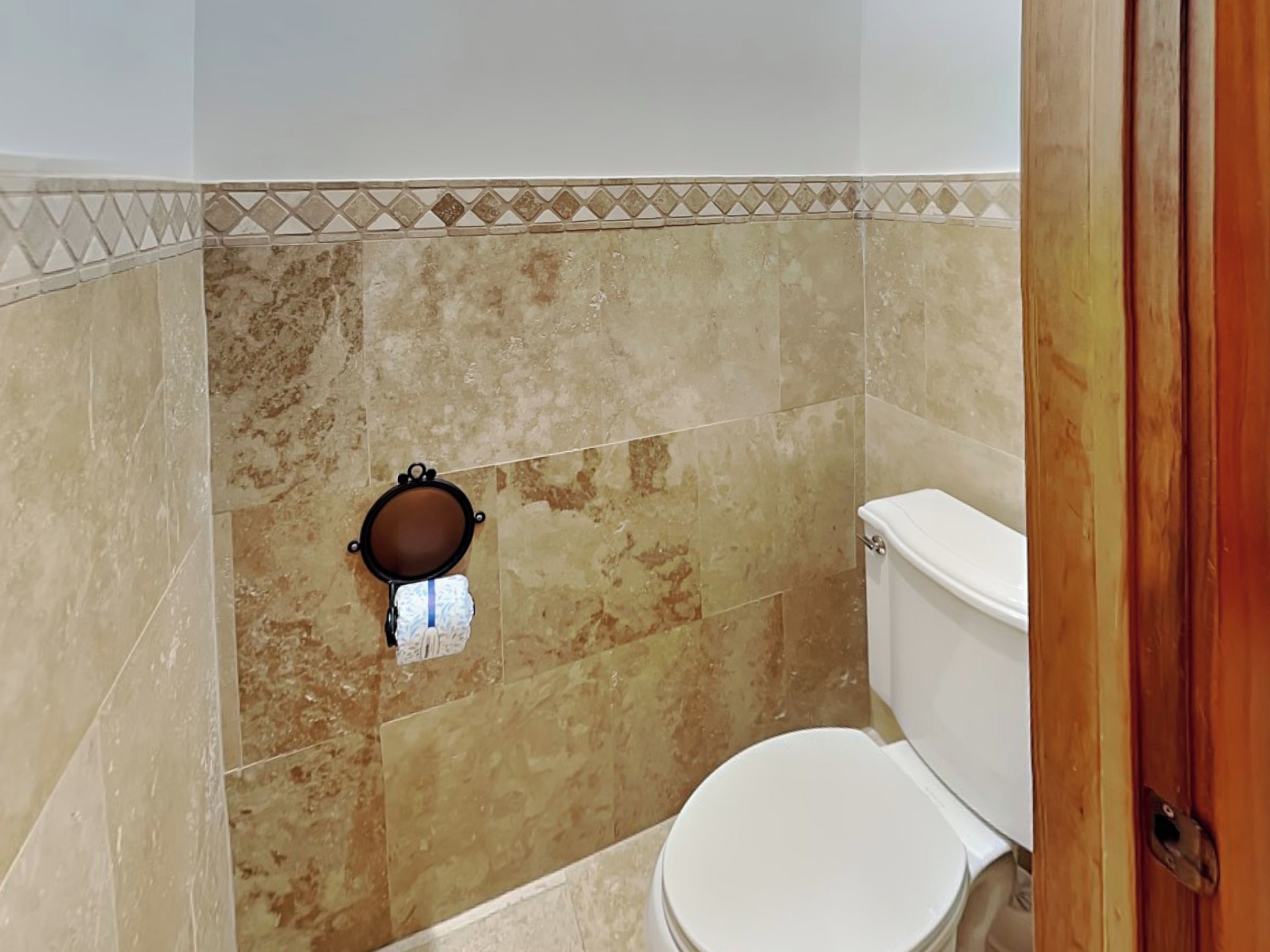 Une salle de bain comprenant des toilettes, un porte-serviettes et un espace douche.