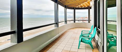 Condo (4 Bedrooms) | Front of property