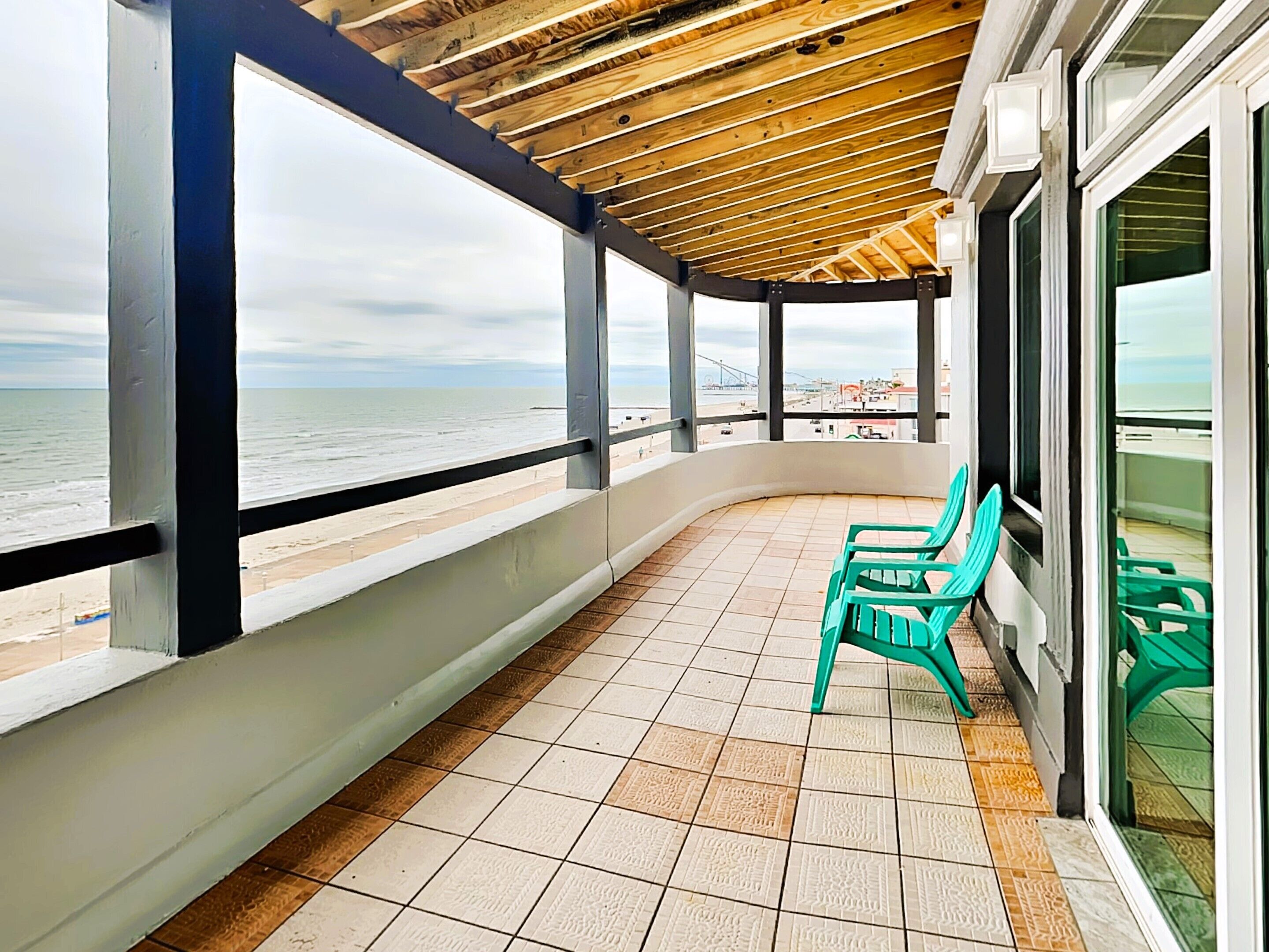 Condo (4 Bedrooms) | Front of property