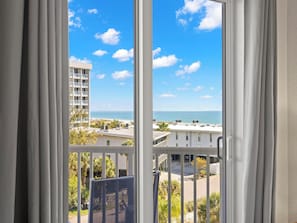 Condo (2 Bedrooms) | Property amenity