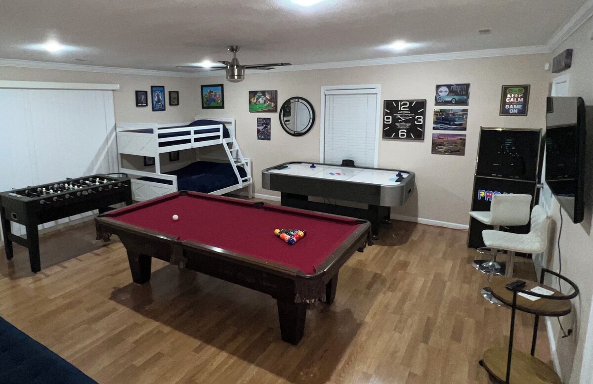 Gamers Getaway, Pool Table, Hot Tub, 4BR/11P/Pets .5 mile to PF Pkwy.