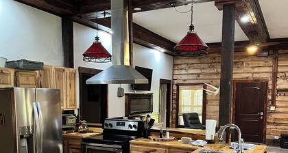 Comfortable cabin. French Lick. Close to everything. Pet friendly. WiFi. Acerage