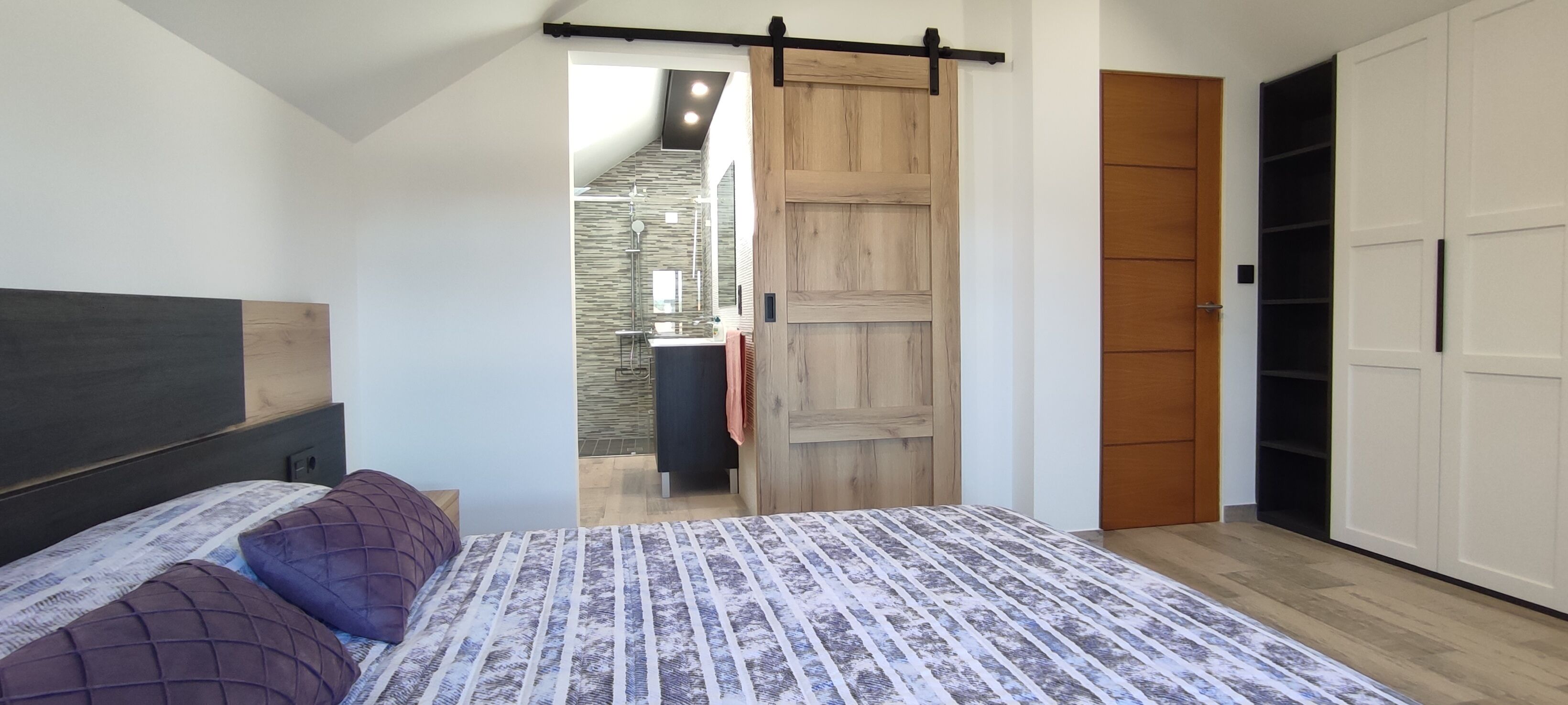 3 slaapkamers, een strijkplank/strijkijzer, wifi, beddengoed