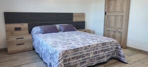 3 makuuhuonetta, silitysrauta/-lauta, Wi-Fi, vuodevaatteet