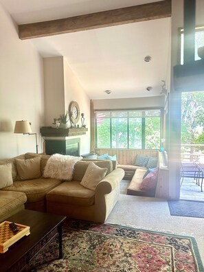 Fireplace - Prime Location! Ski In, Ski Out 3BDR plus bonus room, 3BA, Condo on Dobie (Wintergreen Resort)