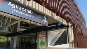 Un edificio moderno con un letrero que dice "Aguacatala Estación Aguacatala" y un símbolo de paso de peatones.