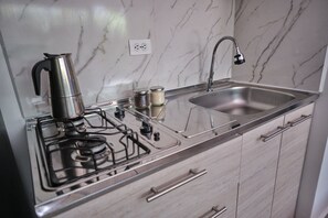 Căn hộ | Bếp riêng | Tủ lạnh nhỏ, lò vi sóng, dụng cụ nấu nướng/bát dĩa/dao nĩa