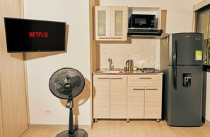 Apartment | Private kitchen | Mini-fridge, microwave, cookware/dishes/utensils