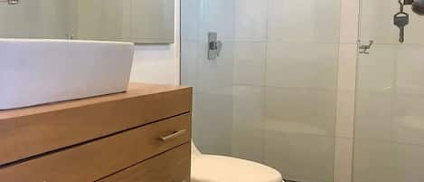 Apartment | Bathroom | Free toiletries