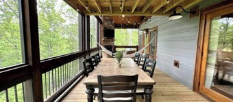 Cozy Cabin 2 Miles from Downtown Blue Ridge!