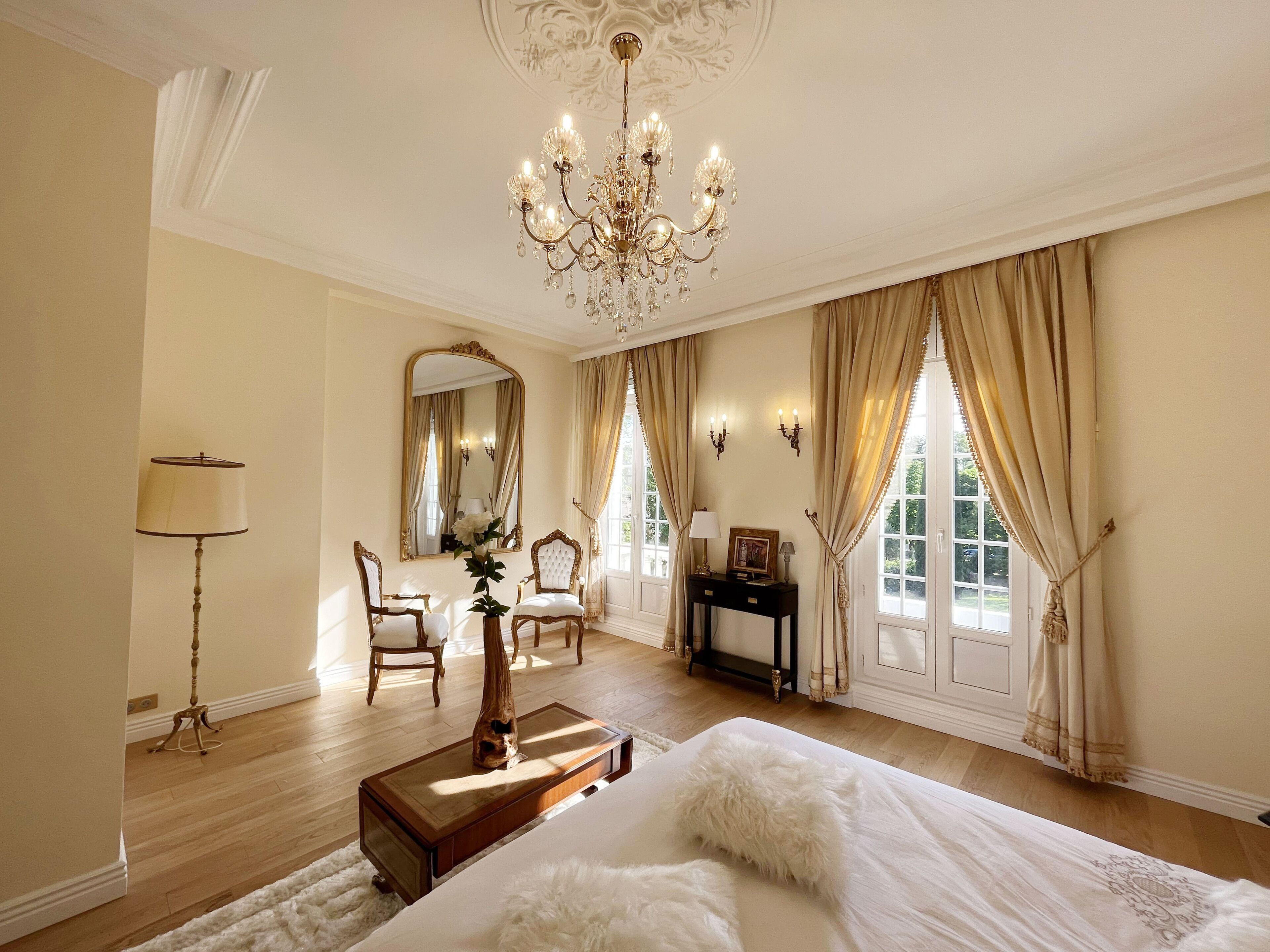 4 slaapkamers, een bureau, een strijkplank/strijkijzer, reisbedje