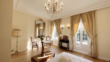 4 chambres, bureau, fer et planche Ă repasser, lit parapluie