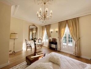 4 soverom, skrivebord, strykejern/-brett og reiseseng for barn