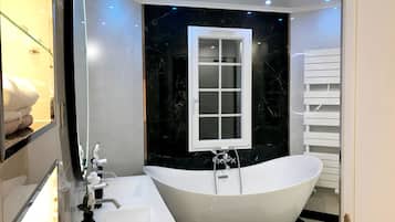 Douche, baignoire Ă jets, sĂšche-cheveux, serviettes fournies