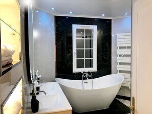 Dusche, Whirlpool, Haartrockner, Handtücher