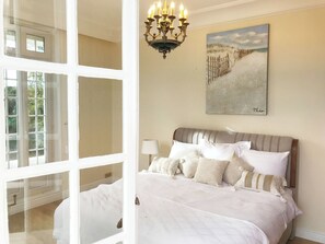 4 habitaciones, escritorio y tabla de planchar con plancha 
